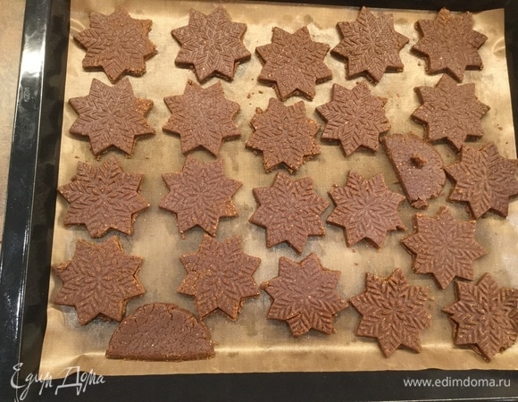 Застилаем противень пергаментной бумагой и переносим на него наши пряники. Раскладываем пряники на небольшом расстоянии друг от друга — они увеличатся немного в процессе выпекания. Если не получается отлепить пряник от стола, подцепите его аккуратно ножом)