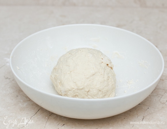Замесите тугое тесто. Накройте миску с тестом пленкой или полотенцем и оставьте отдыхать на 10–15 минут.