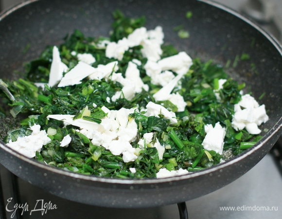 Добавьте к зелени сыр (можно брынзу) и перемешайте. Посолите по вкусу.