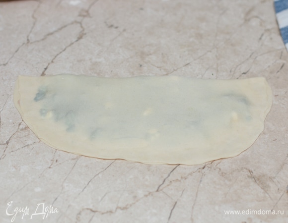 Накройте начинку второй половинкой сочня, скрепите края.