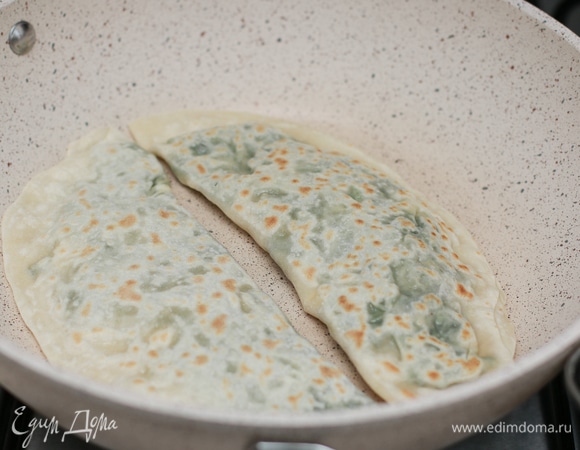 Обжарьте кутабы на сухой (без масла!) раскаленной сковороде до легкой золотистости с обеих сторон.