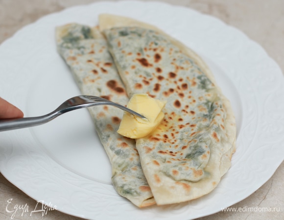 Сразу после готовности смажьте кутабы с обеих сторон сливочным маслом и уложите стопочкой. Храните, накрыв пакетом, чтобы не подсыхали.