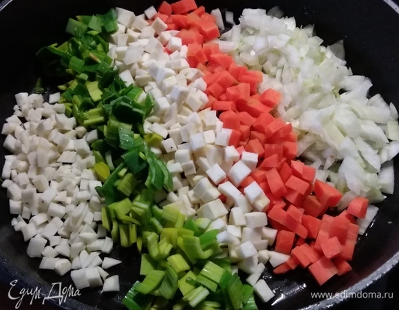 Приготовить зажарку. Я нарезаю все овощи мелким кубиком и пассерую на разогретом подсолнечном масле до прозрачности лука.