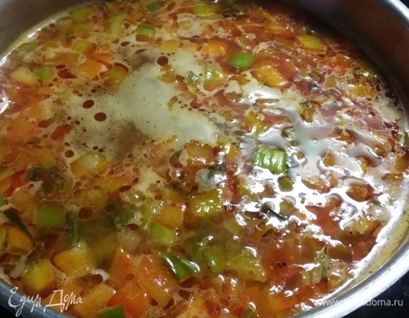 Теперь нужно влить бульон и варить на слабом огне около 10 минут. Через 10 минут положить в суп картошку, варить почти до готовности картофеля.