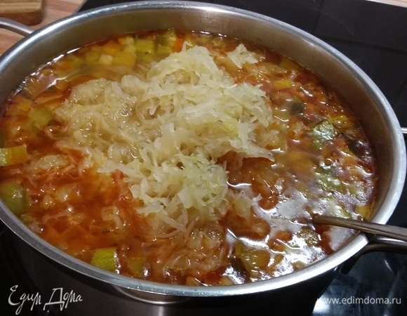 Выложить квашеную капусту, лавровый лист. Готовить еще минут 10, пока капуста не станет мягкой.