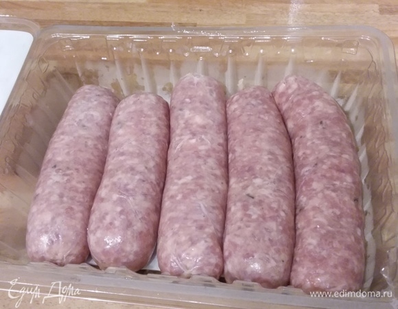 Вот мои колбаски, они из свинины и предназначены для гриля или для жарки на сковороде. Колбаски — это не типичный продукт для щей, поэтому я дала супу другое название.