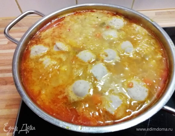 3 из них я нарезала на небольшие кусочки и отправила в суп. Когда он закипит, нужно уменьшить огонь и варить еще минут 5, посолить и поперчить по вкусу, снять с огня.