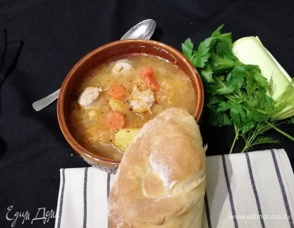 Подавать щи следует со свежей зеленью и сметаной.