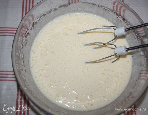 Приготовим корж. Сахар, ванильный сахар и яйца нужно тщательно взбить. Обратите внимание, что все ингредиенты для коржа должны быть комнатной температуры.