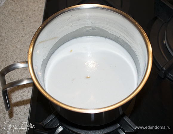 Сварить овсянку согласно инструкции на упаковке. Для традиционного геркулеса: залить в кастрюлю кокосовое молоко и воду, добавить овсянку. Поставить на плиту, довести до кипения и варить на медленном огне 15 минут, периодически помешивая.