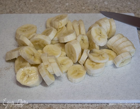 Нарезать бананы кружочками толщиной 5–7 мм.