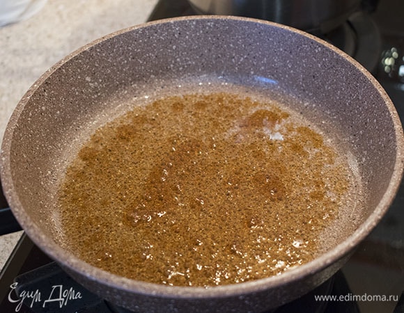 Растопить в сковороде кокосовое масло и кленовый сироп.