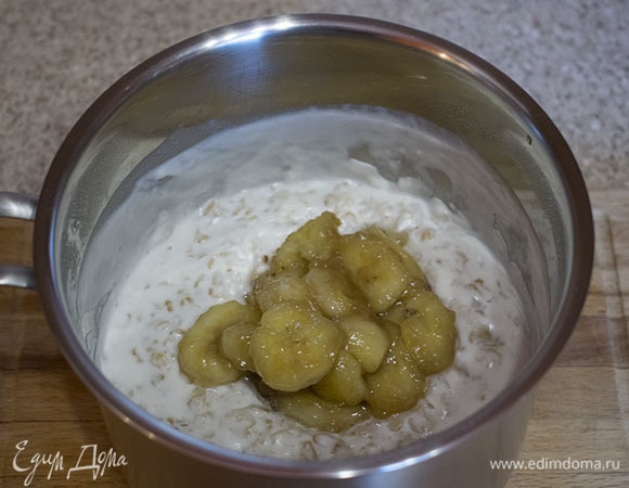 Затем добавить половину бананов в кашу и перемешать.
