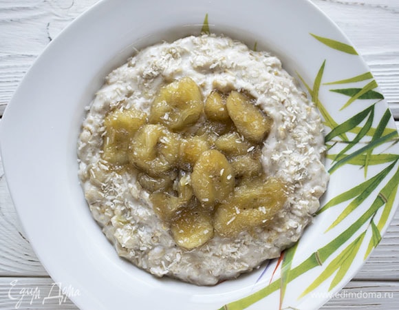 Выложить кашу в тарелку, сверху выложить бананы, украсить кокосовой стружкой.