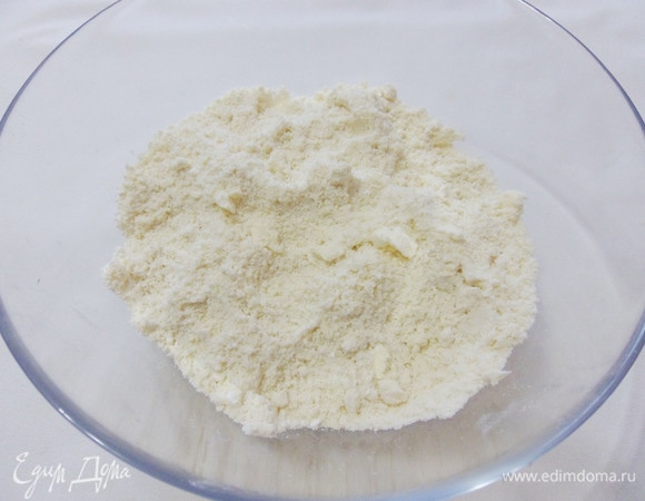 Перетереть муку с кубиками сливочного масла кончиками пальцев.