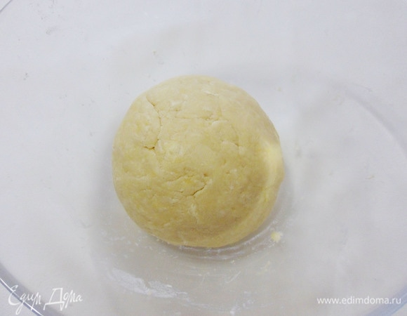 Замесить тесто, необходимо просто собрать его в шар.