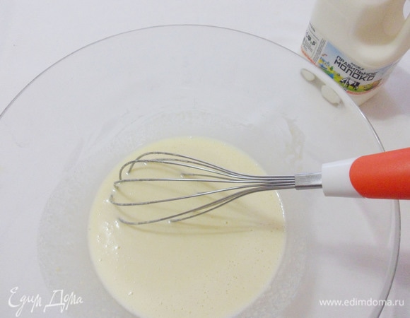 Приготовить крем. Для этого желтки, сахарный песок, муку, крахмал, ванильный сахар и немного ПравильногоМолока АО АИСФеР соединить в емкости и тщательно размешать.