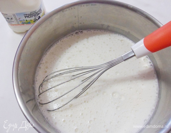 Остальное молоко налить в кастрюлю с толстым дном и нагреть на огне до горячего состояния. При активном непрерывном помешивании добавить в горячее молоко желтковую смесь.