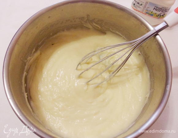 Продолжая непрерывно помешивать, довести крем до очень густого состояния. Слегка остудить (до горячего состояния).