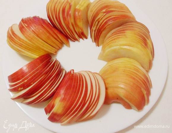 Подготовить яблоки. Красные яблоки разрезать пополам, вырезать сердцевину и нарезать дольками толщиной около 2 мм.