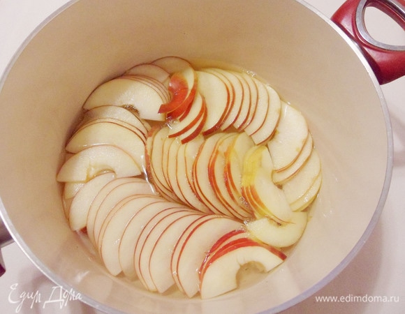 В широкую кастрюлю налить воду, добавить сахар, лимонный сок из половины лимона, довести до кипения. Положить в кипяток дольки яблок. Варить лучше в 2–3 захода, чтобы дольки яблок свободно располагались в сиропе. Каждую партию варить не более 1–2 минут. Здесь все будет зависеть от сорта яблок и от толщины нарезки долек. Дольки должны стать гибкими, но не развалиться!