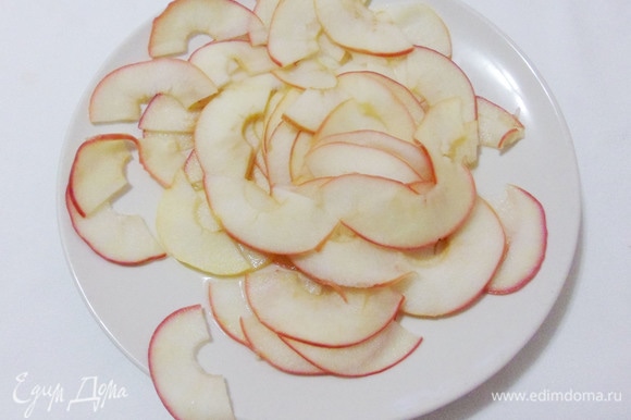 Готовые дольки яблок шумовкой достать из сиропа и разложить на большой тарелке.