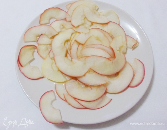 Готовые дольки яблок шумовкой достать из сиропа и разложить на большой тарелке.