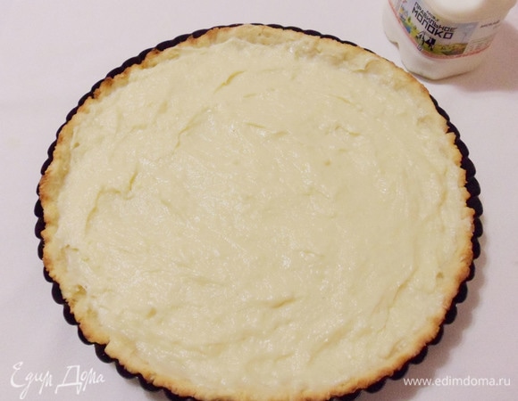 Выложить заварной крем в форму.