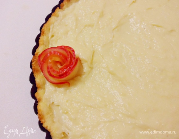 Чтобы готовая розочка не развернулась, нужно сразу поставить ее в крем на пироге, слегка вдавив.