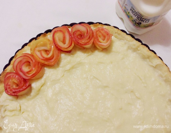 Ставить розочки лучше кругами, начиная от бортиков, довольно плотно друг к другу.