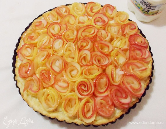 Все розочки установлены. Теперь осталось только поставить пирог в предварительно разогретую до 180°C духовку на 30 минут (ориентируйтесь на свою духовку и на размер вашей формы для выпечки).