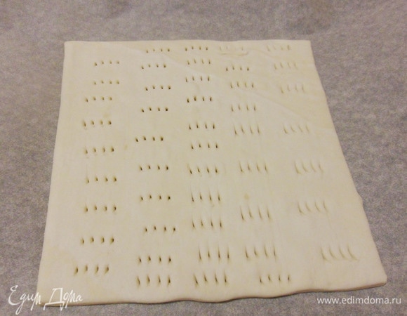 Ничего раскатывать не придется. Просто выложить пласты теста на противень на пекарскую бумагу и наколоть каждый вилкой, чтобы при выпечке они не вздувались.