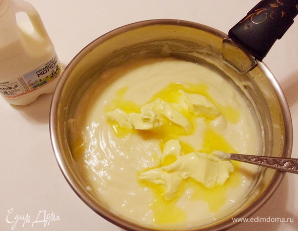 Варить крем на среднем огне до значительного загустения (около 10 минут), непрерывно помешивая. Затем крем немного остудить (около получаса), добавить кусочки сливочного масла.