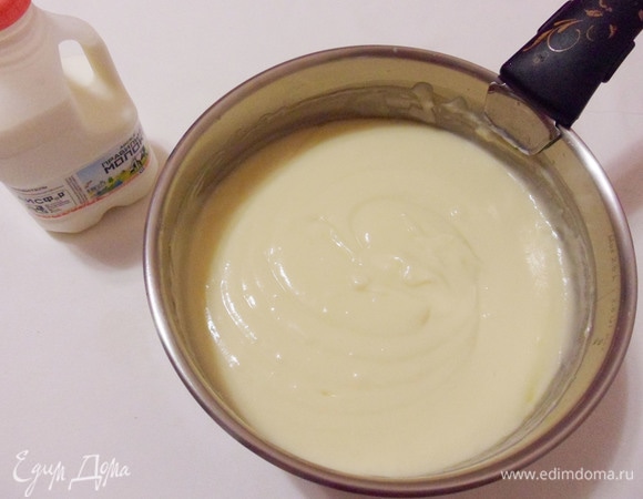 Крем очень хорошо размешать, чтобы масло полностью растаяло. Заварной крем готов.