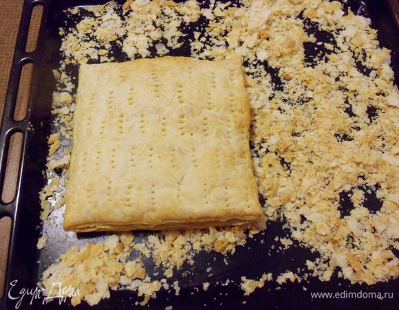 Испеченные коржи полностью остудить. Каждый пласт разрезать пополам. Коржи лучше разрезать и складывать в глубоком противне, чтобы все крошки остались в нем.