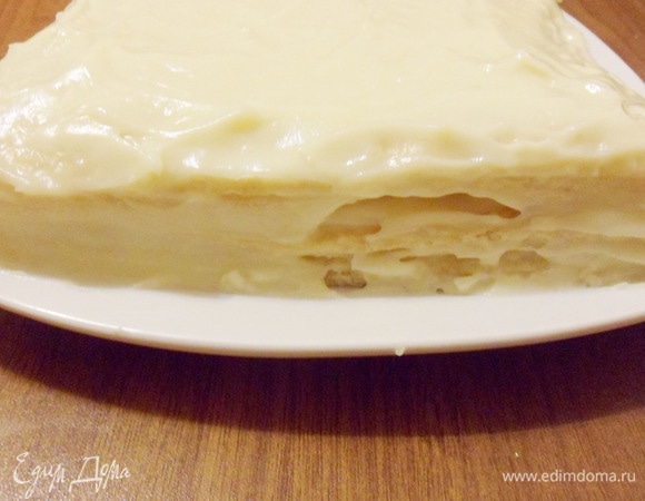 Таким образом выложить все 7 коржей (восьмой оставить для обсыпки).