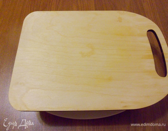 Перед покрытием кремом последнего коржа слегка прижать торт с помощью разделочной доски.