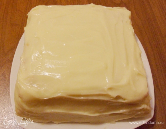 Верх и бока торта обмазать заварным кремом.