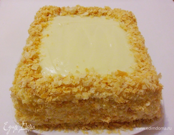 Оставшийся восьмой корж раскрошить руками прямо на противне. Верх и бока торта обсыпать крошкой, для фруктов оставить середину свободной, не посыпанной. Поставить в холодильник на пропитку не менее, чем на 8 часов (лучше оставить на ночь).