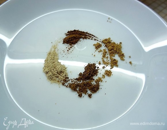 Приготовим смесь пряничных специй (молотые кардамон, мускатный орех, имбирь, корица, гвоздика).