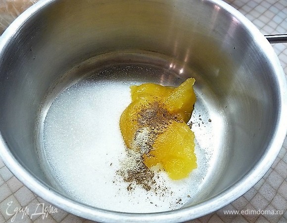 Добавляем специи к меду с сахаром, перемешиваем, доводим на среднем огне до кипения.