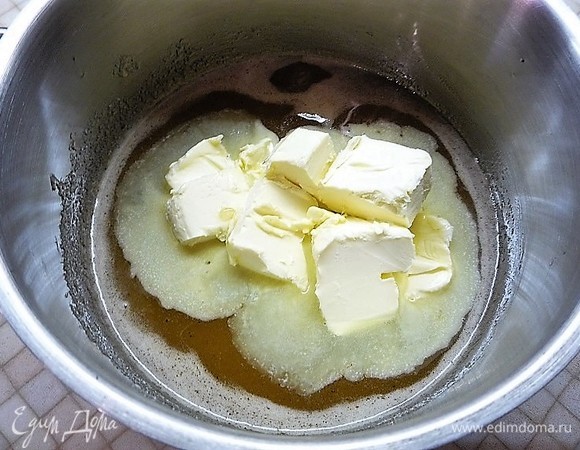 Снимаем с огня, добавляем сливочное масло. Перемешиваем и даем маслу полностью раствориться. Немного остужаем смесь.