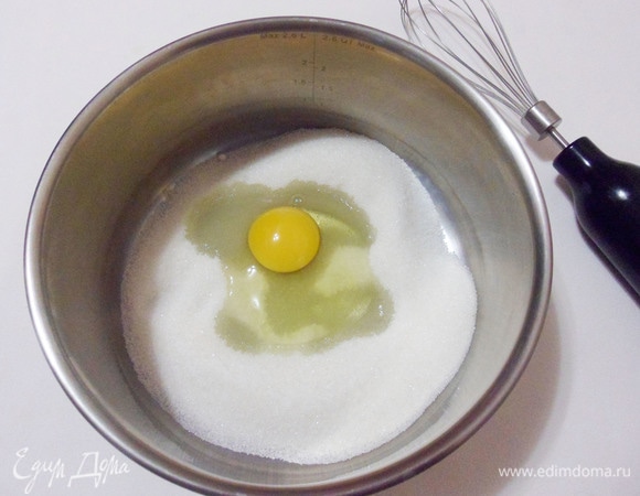 Яйцо, ванильный сахар и сахарный песок положить в емкость. Хорошо взбить миксером до пены.