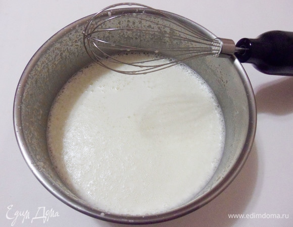 Добавить коньяк (можно заменить водкой или уксусом, можно не добавлять вообще). Эти ингредиенты хорошо дополнительно разрыхляют тесто при выпечке.