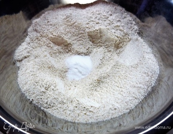 В другой чашке смешиваем муку с содой.