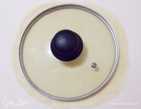 Каждый шар раскатать в очень тонкий круг (я раскатывала сразу на пекарской бумаге). Примеряем эталонной крышкой (у меня диаметр 23,5 см).