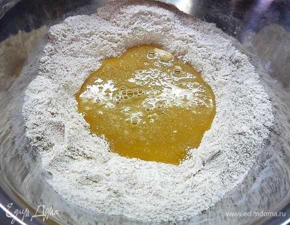 Добавляем к муке яично-сахарную смесь.
