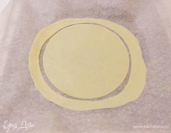 С помощью крышки вырезать круг.