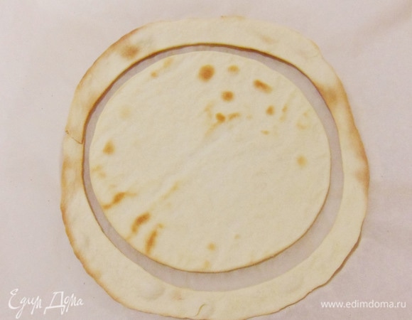 Отправить в разогретую до 180°C духовку, выпекать, пока не появятся на корже первые «зажаринки» (около 4–6 минут).