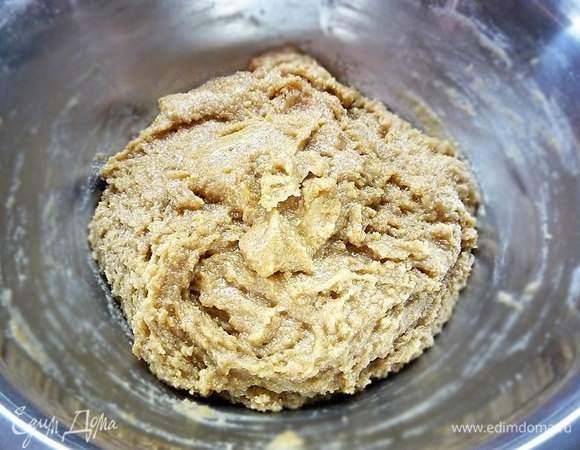 Замешиваем тесто. Заворачиваем в пищевую пленку и убираем на час в холодильник.